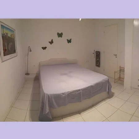 Paradosiaki Mezoneta Apartamento Kostos